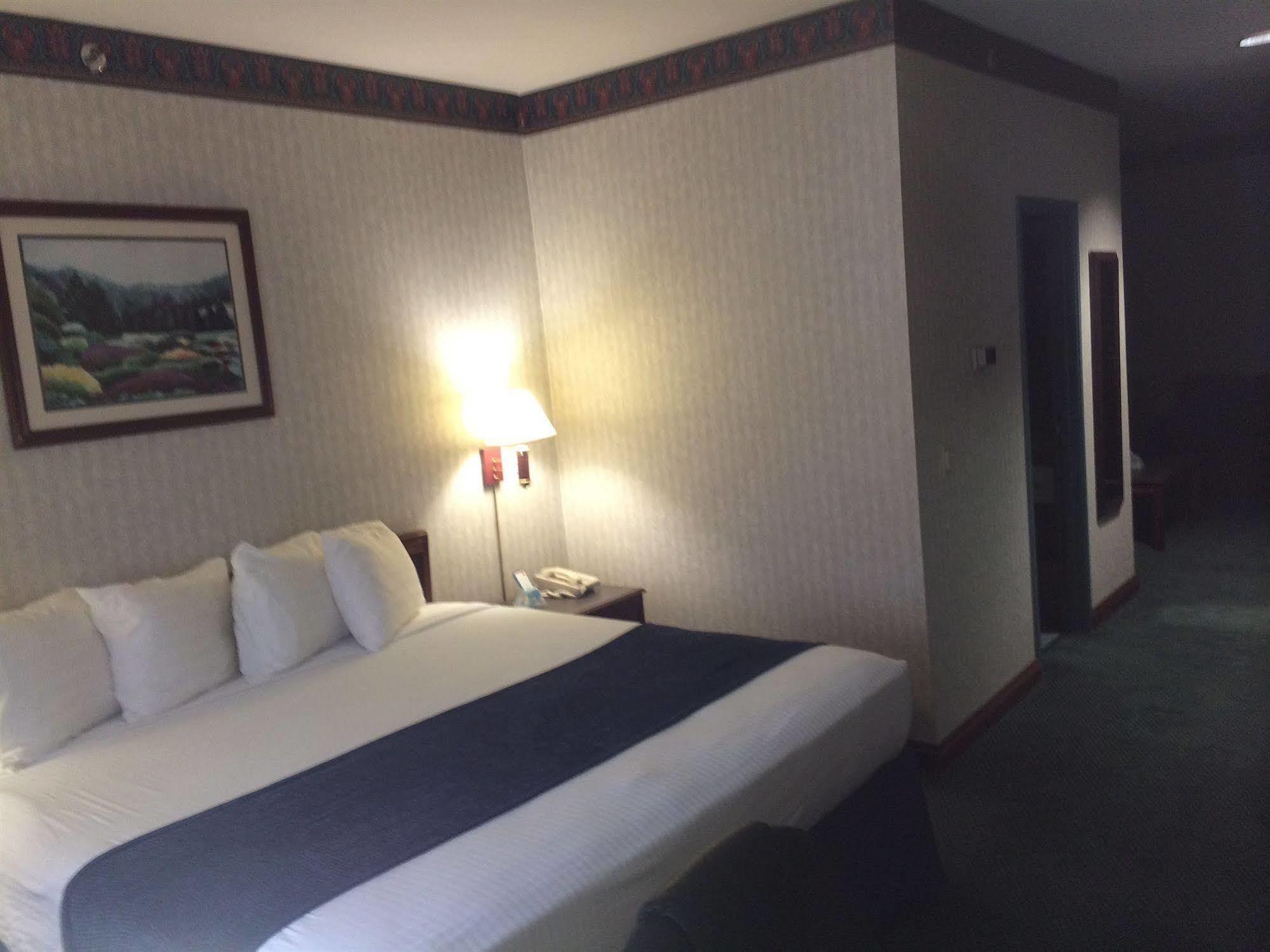 Best Western Elkhart Inn & Suites Екстериор снимка